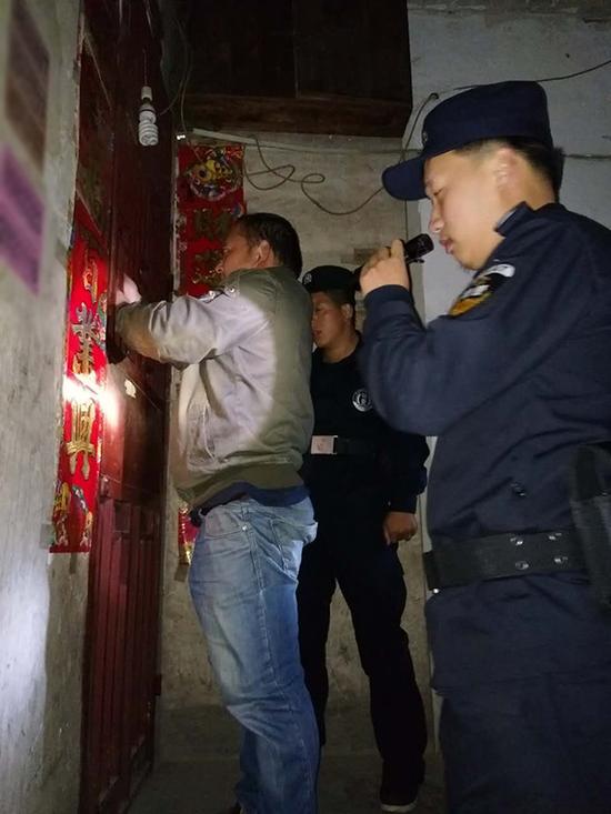 沈阳粗心妈妈误将幼女锁家中 